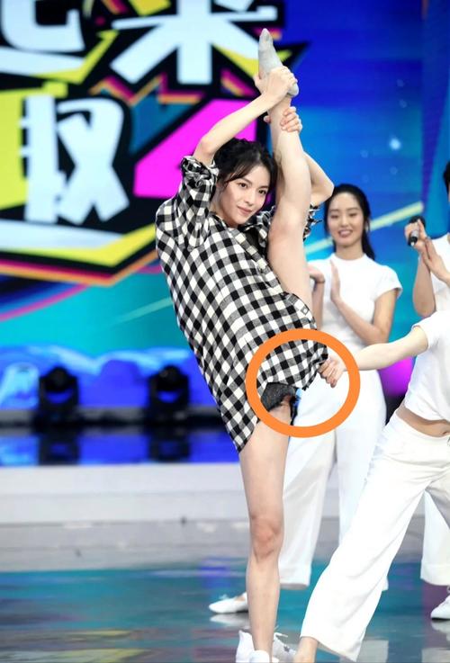 女明星劈叉图片_明星图片女的_明星图片女劈叉图