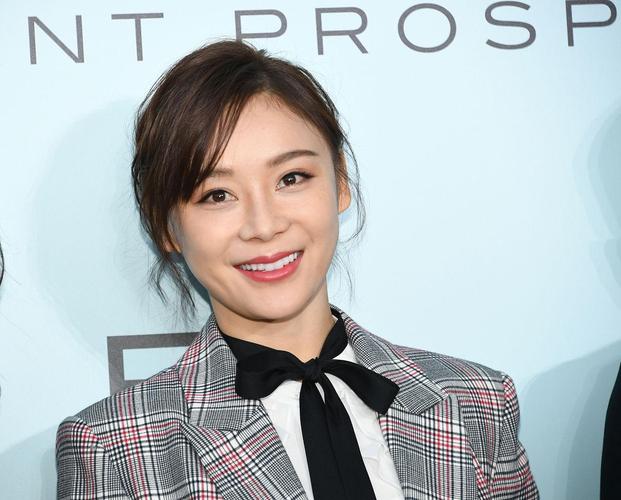 袁姗姗滚出娱乐圈事件回顾：网络暴力对明星的心理影响